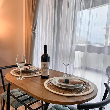 Lumo Terrace With Private Parking Near Coresi Apartment