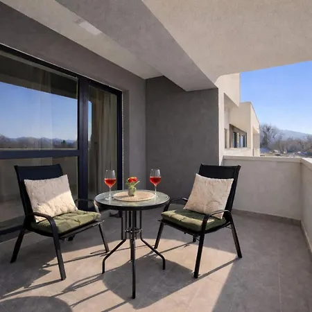 Lumo Terrace With Private Parking Near Coresi *