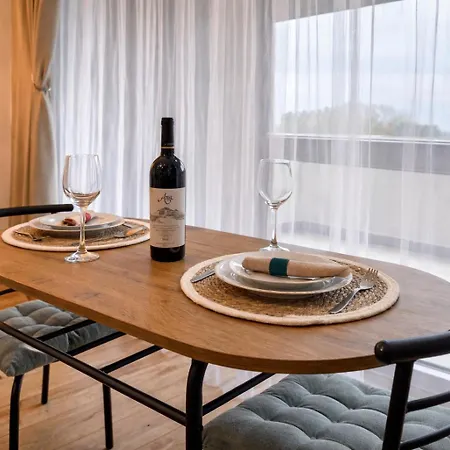 Lumo Terrace With Private Parking Near Coresi *