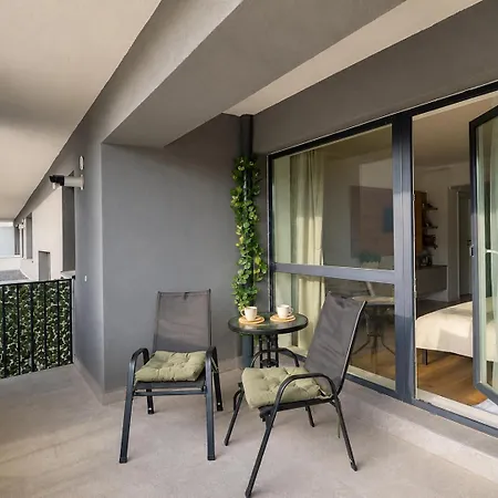 Lumo Terrace With Private Parking Near Coresi Apartment