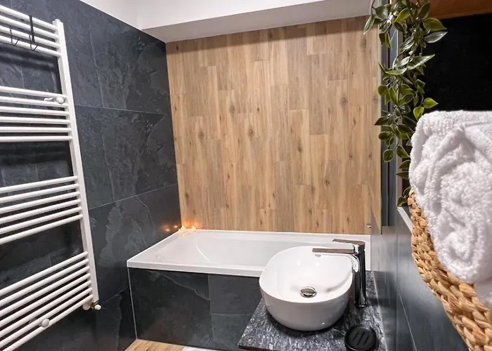 Lumo Terrace With Private Parking Near Coresi Apartment